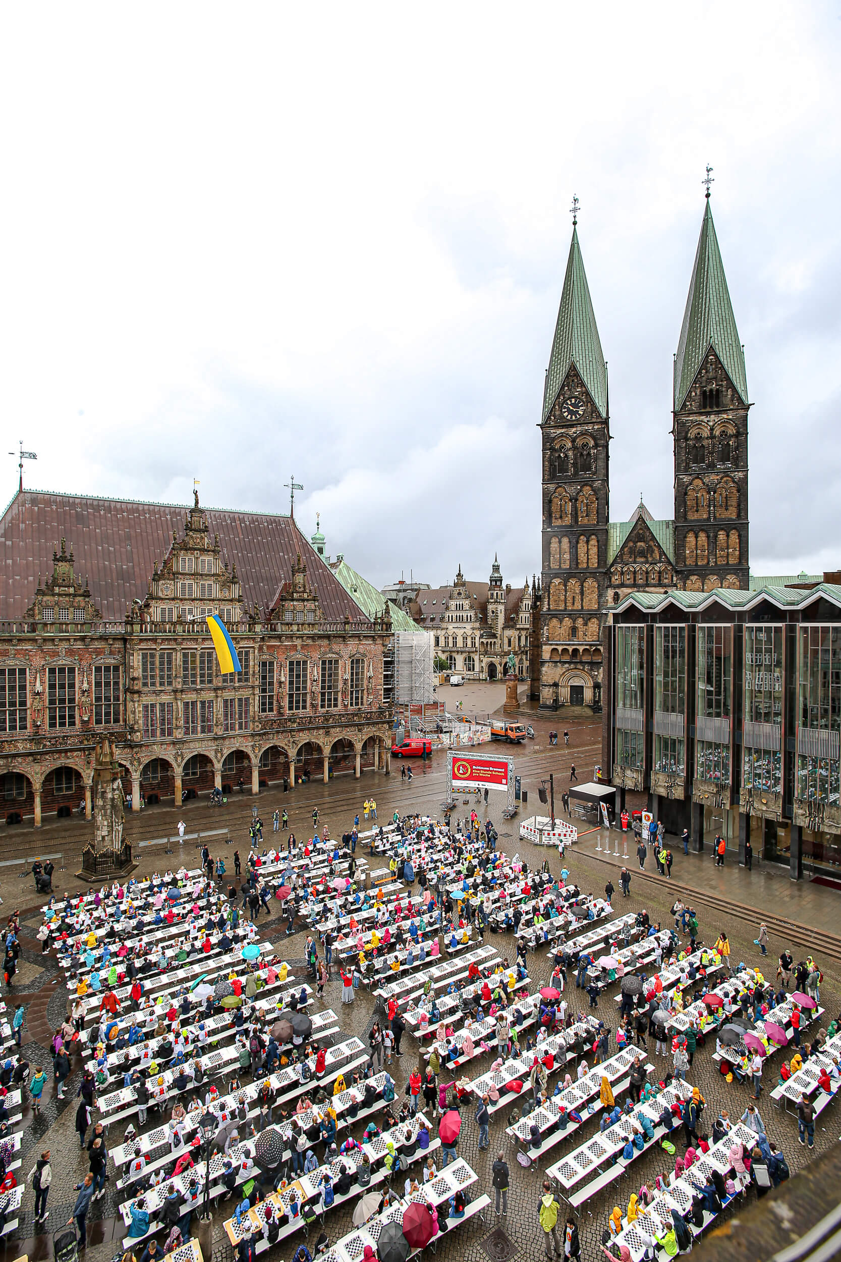 VIDEO  Schach macht schlau: Über 1.000 Grundschulkinder spielen