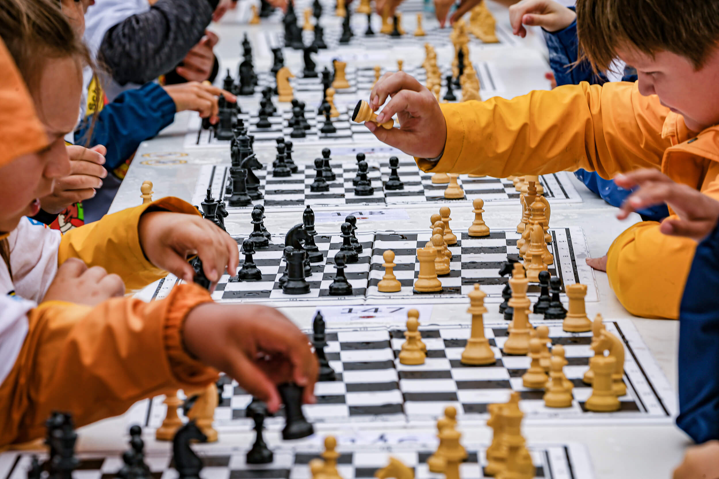 VIDEO  Schach macht schlau: Über 1.000 Grundschulkinder spielen